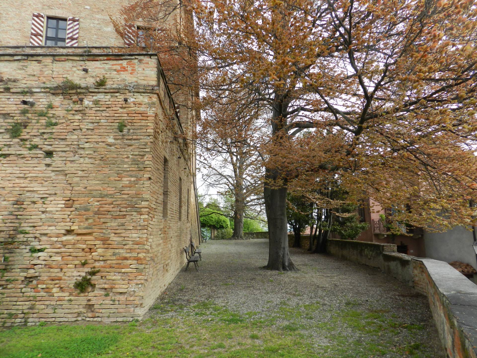 Vista esterna del castello immerso nel paesaggio del Monferrato
