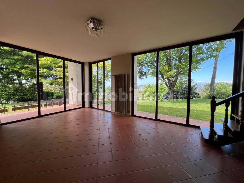 Ambiente interno elegante della villa di Moncucco Torinese