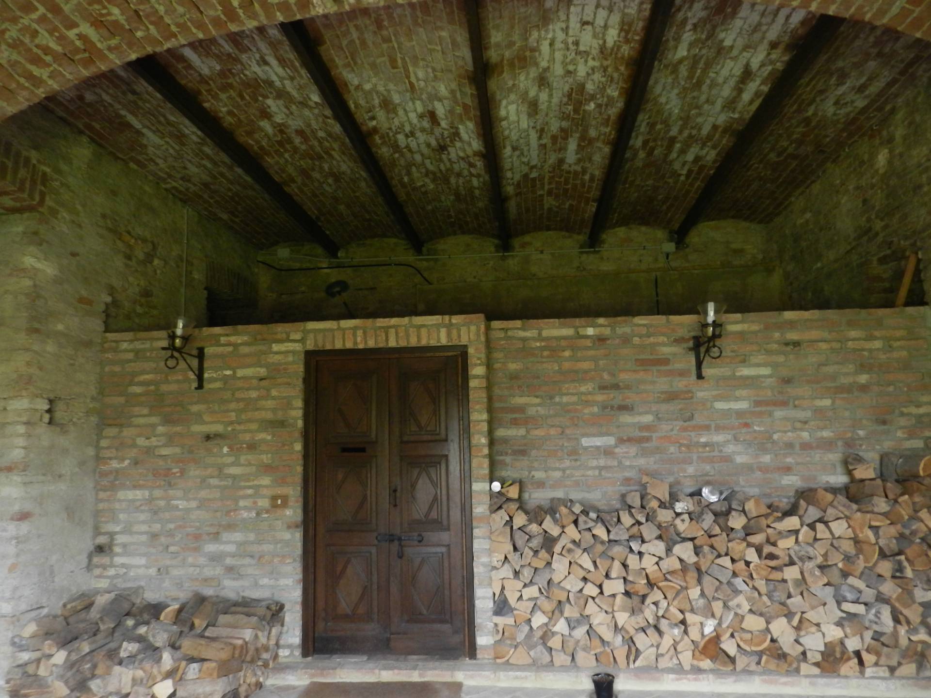 Sala interna del castello con dettagli storici